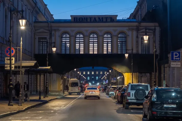 На Почтамтской улице в Петербурге установили 40 фонарей-арт-объектов