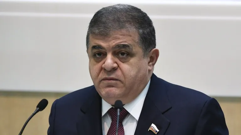 Вдова Героя России Гудкова получила удостоверение сенатора