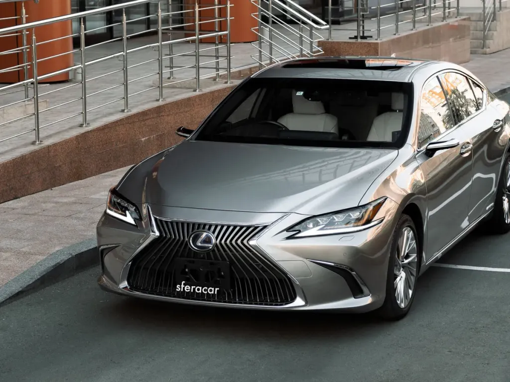 В России начались продажи гибридных седанов Lexus ES