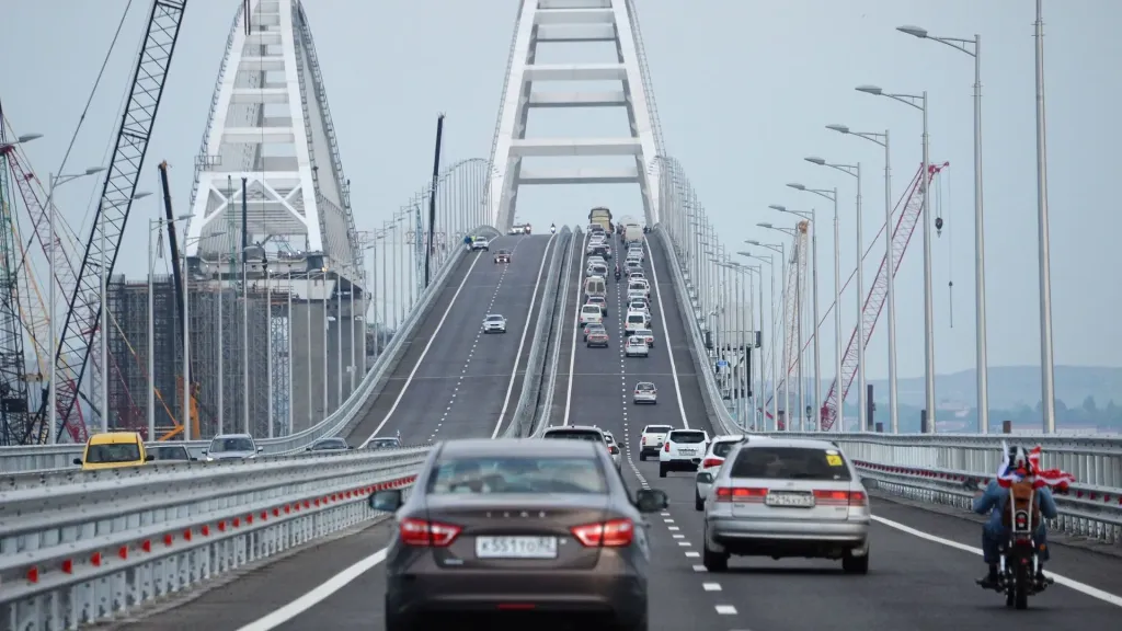 Движение по Крымскому мосту перекрывали на несколько минут