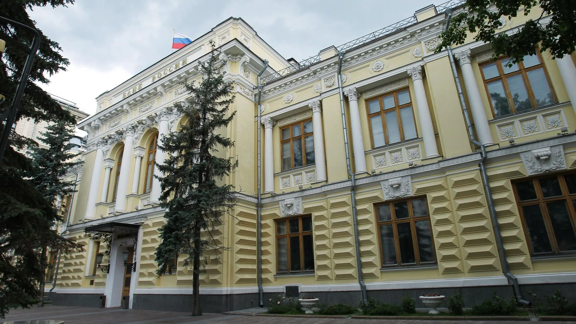 ЦБ снизил официальный курс доллара до 80,68 рубля