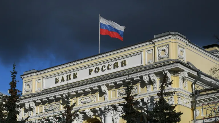 ЦБ повысил официальные курсы доллара, евро и юаня