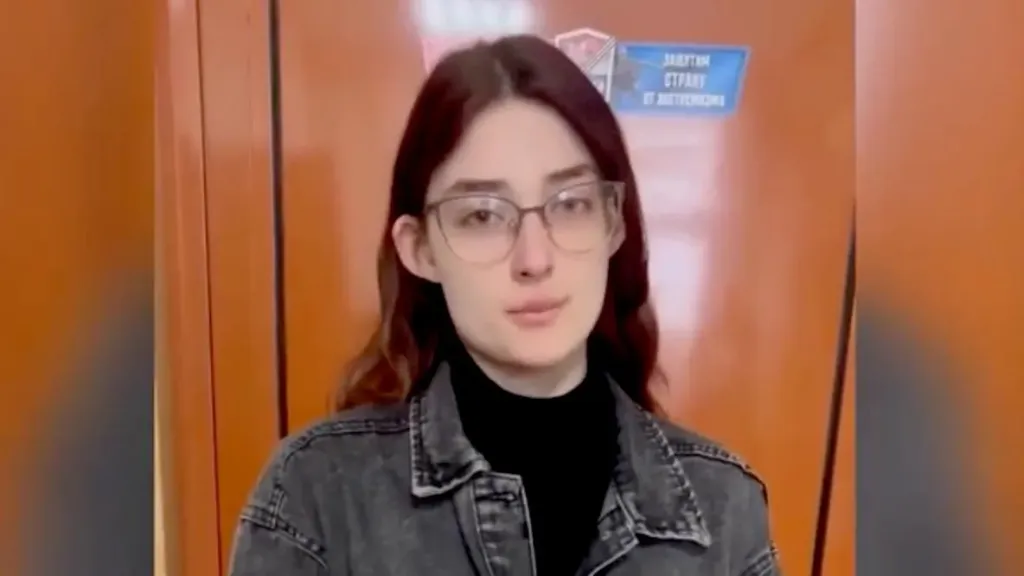 В Бельцах вандалы сорвали барельеф со здания Дома офицеров