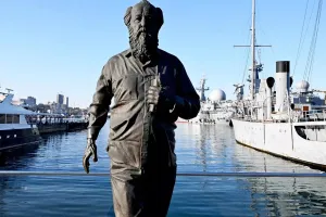 Во Владивостоке переносят памятник Солженицыну с Корабельной набережной