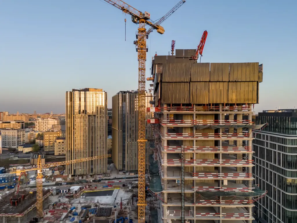 Спрос на новостройки в старых границах Москвы упал на 32%