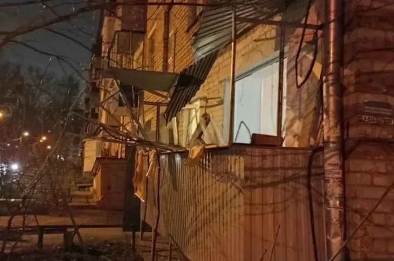 Обломки БПЛА повредили остекление дома в Липецке