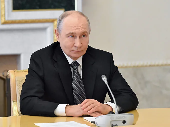 Путин назвал неуместными слова Зеленского о потере территорий
