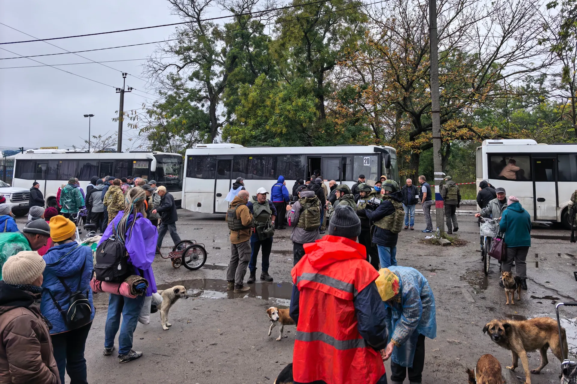 Гуманитарная миссия в Алешках завершена, эвакуированных вывозят через Армянск