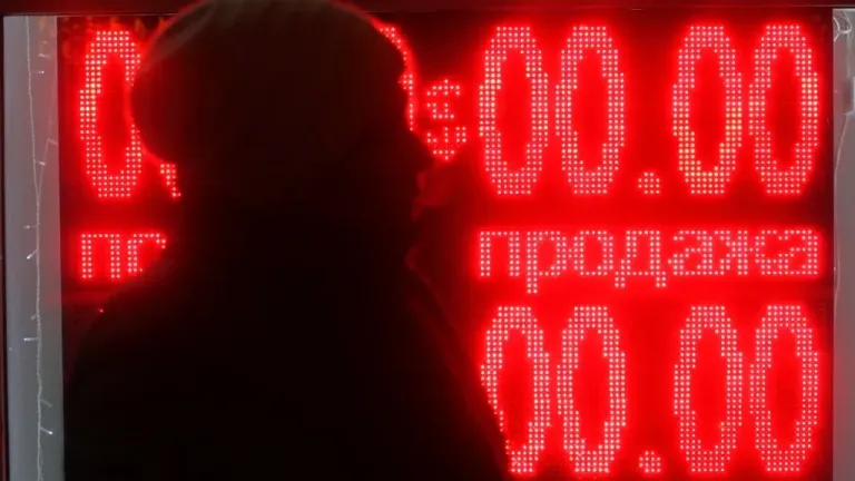 ЦБ снизил официальный курс доллара до 80,54 рубля