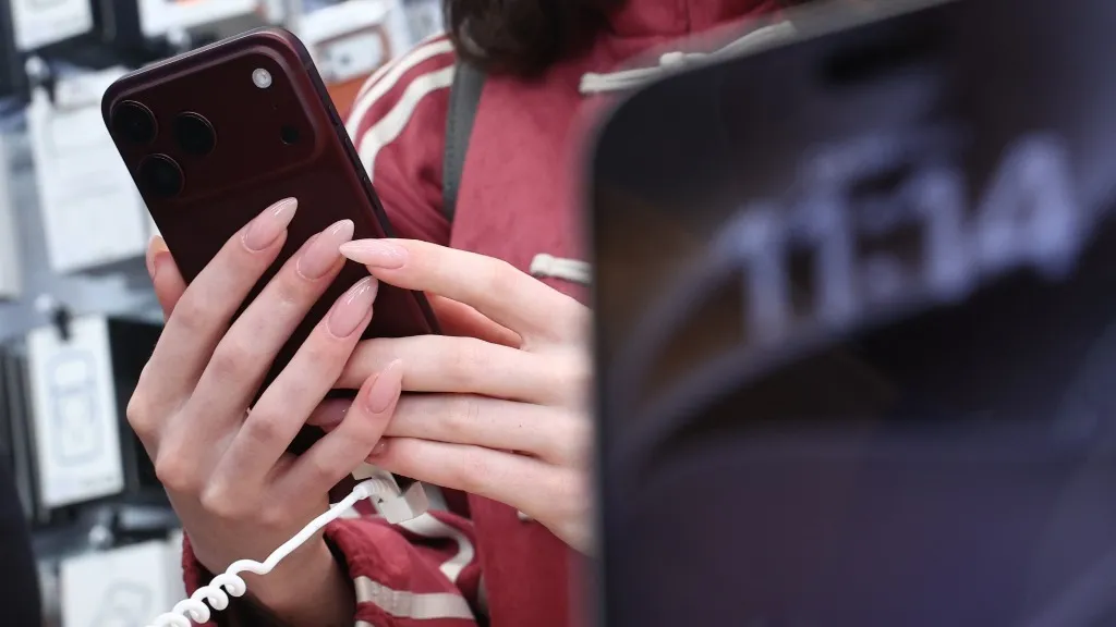 Акции Apple обновили исторический максимум на старте продаж складного iPhone