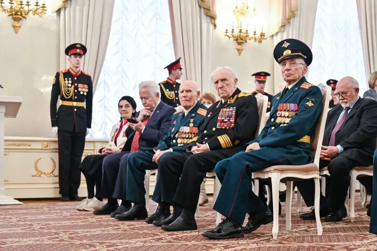 Минтруд: соцконтракты в 2027 году направят ветеранам СВО и многодетным